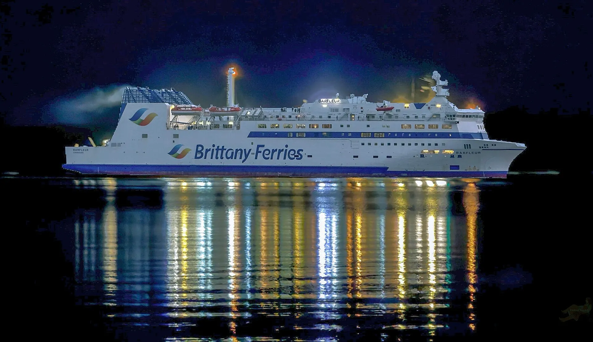 Le ferry Barfleur de Brittany Ferries, de nuit à quai