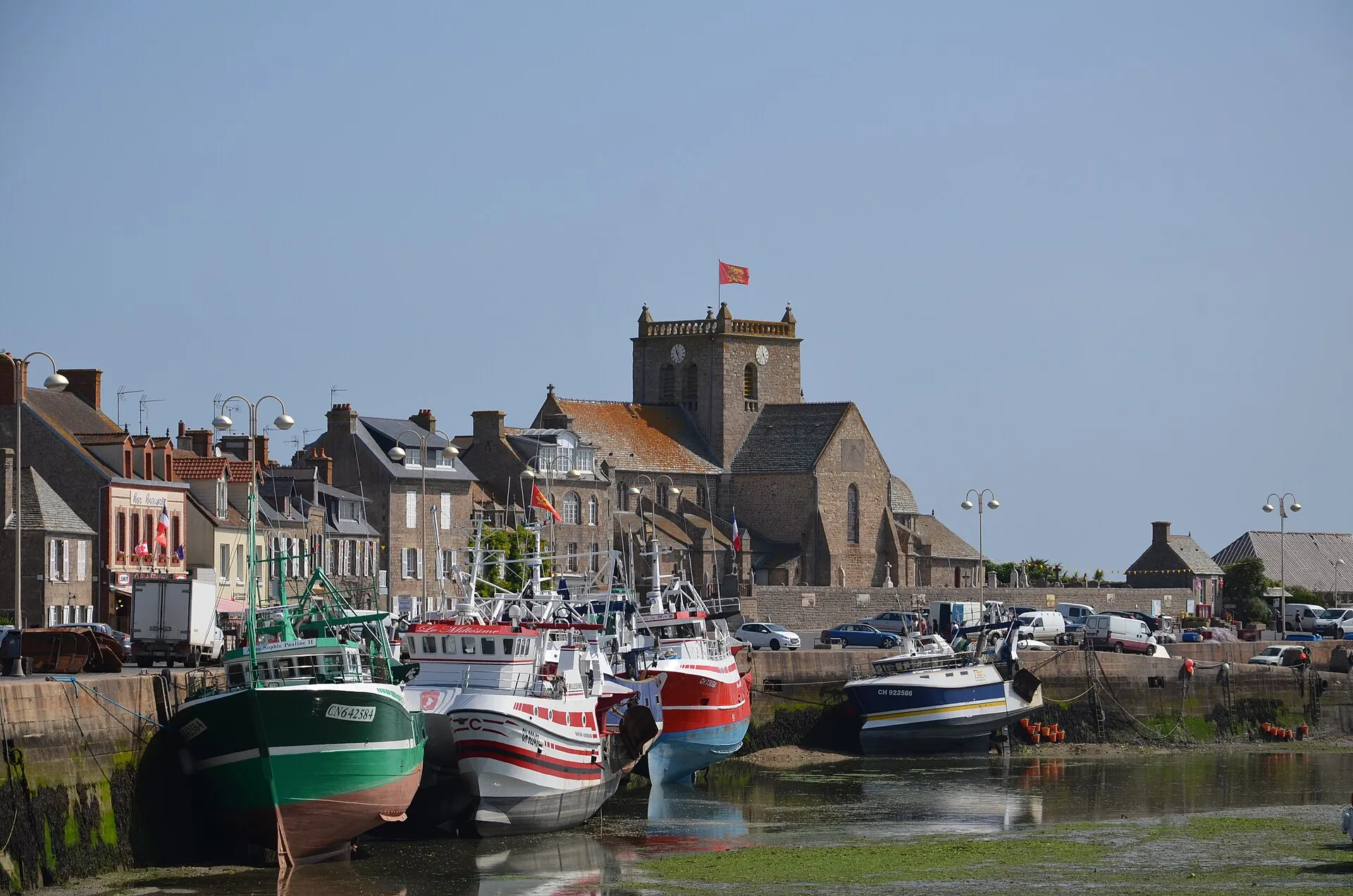 Le port de Barfleur et l'église Saint-Nicolas