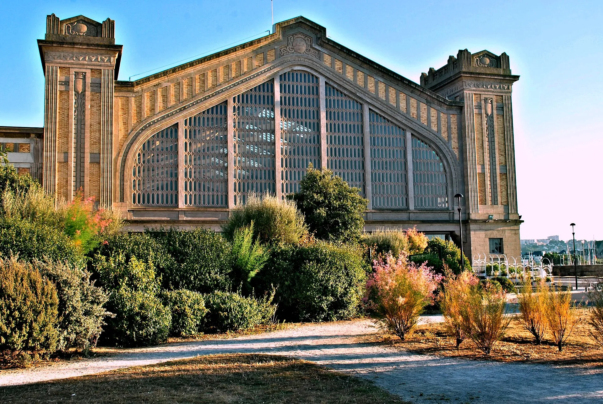 Le bâtiment de la Cité de la Mer à Cherbourg, ancienne gare maritime transatlantique