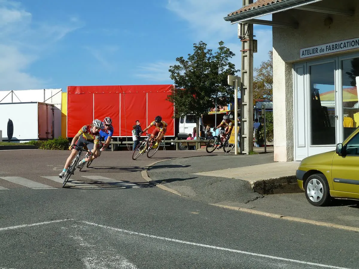 Des cyclistes en plein effort lors d'une course cycliste sur route