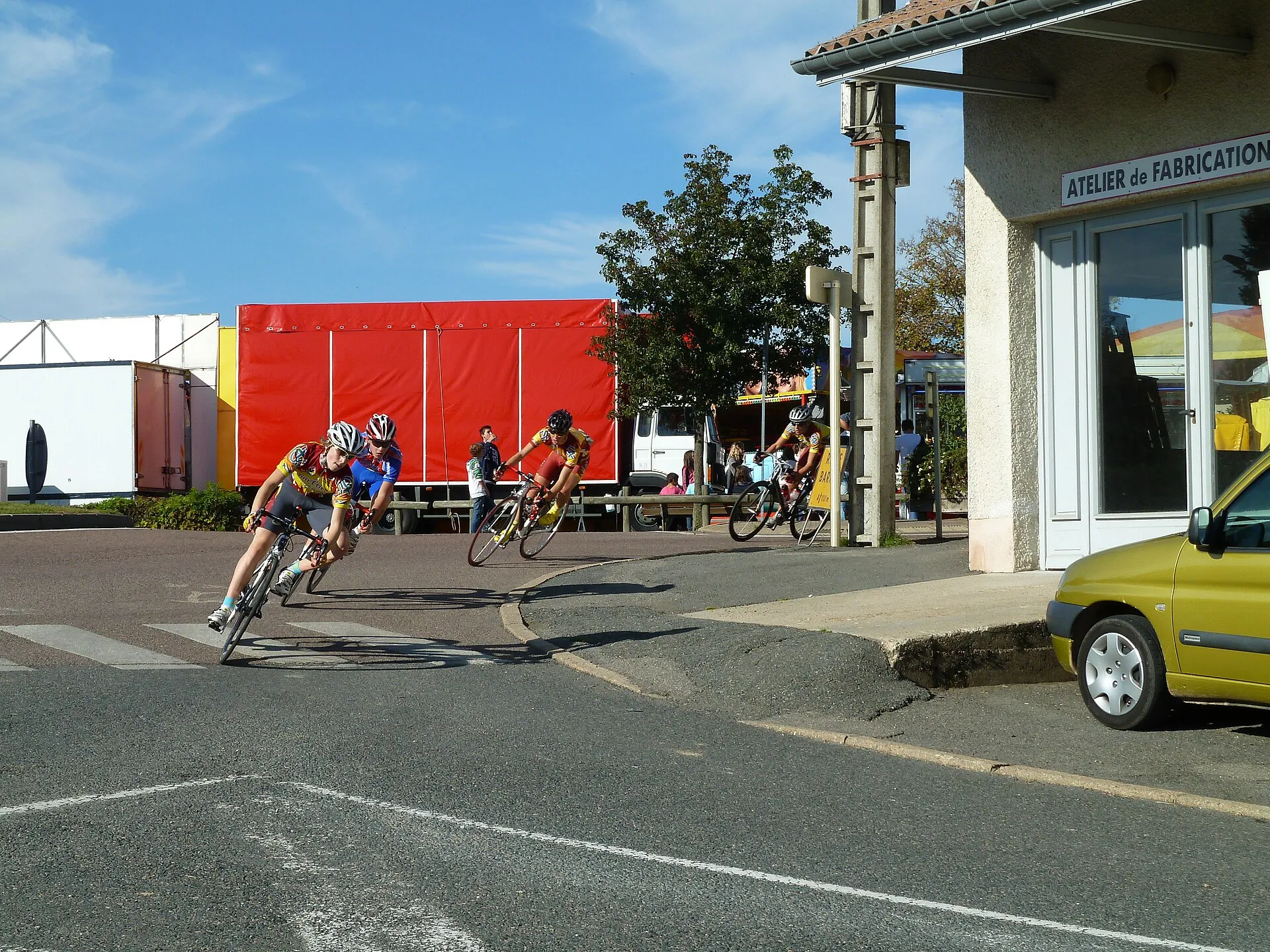 Des cyclistes en plein effort lors d'une course cycliste sur route
