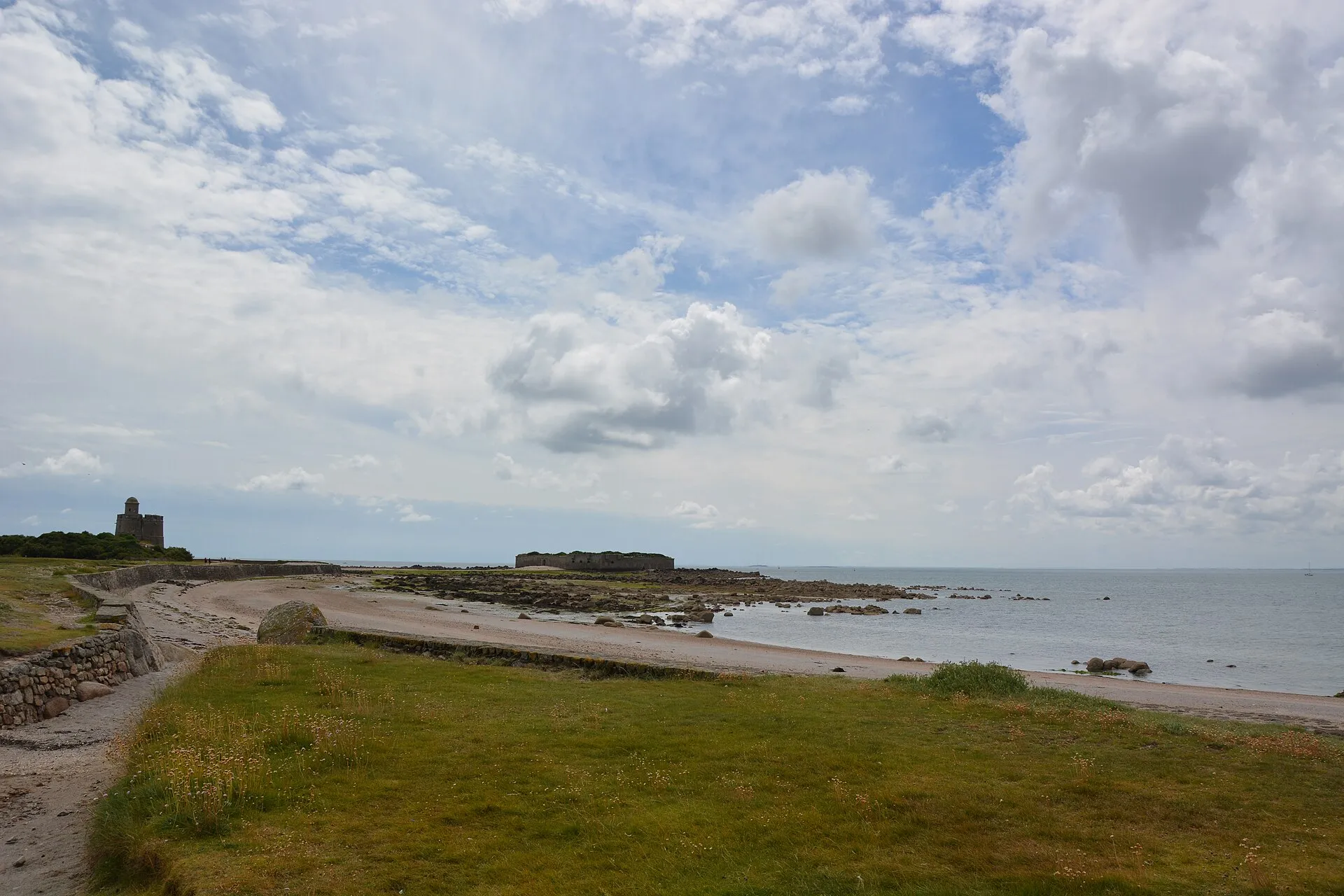 L'île Tatihou et ses fortifications vues de la grève à marée basse