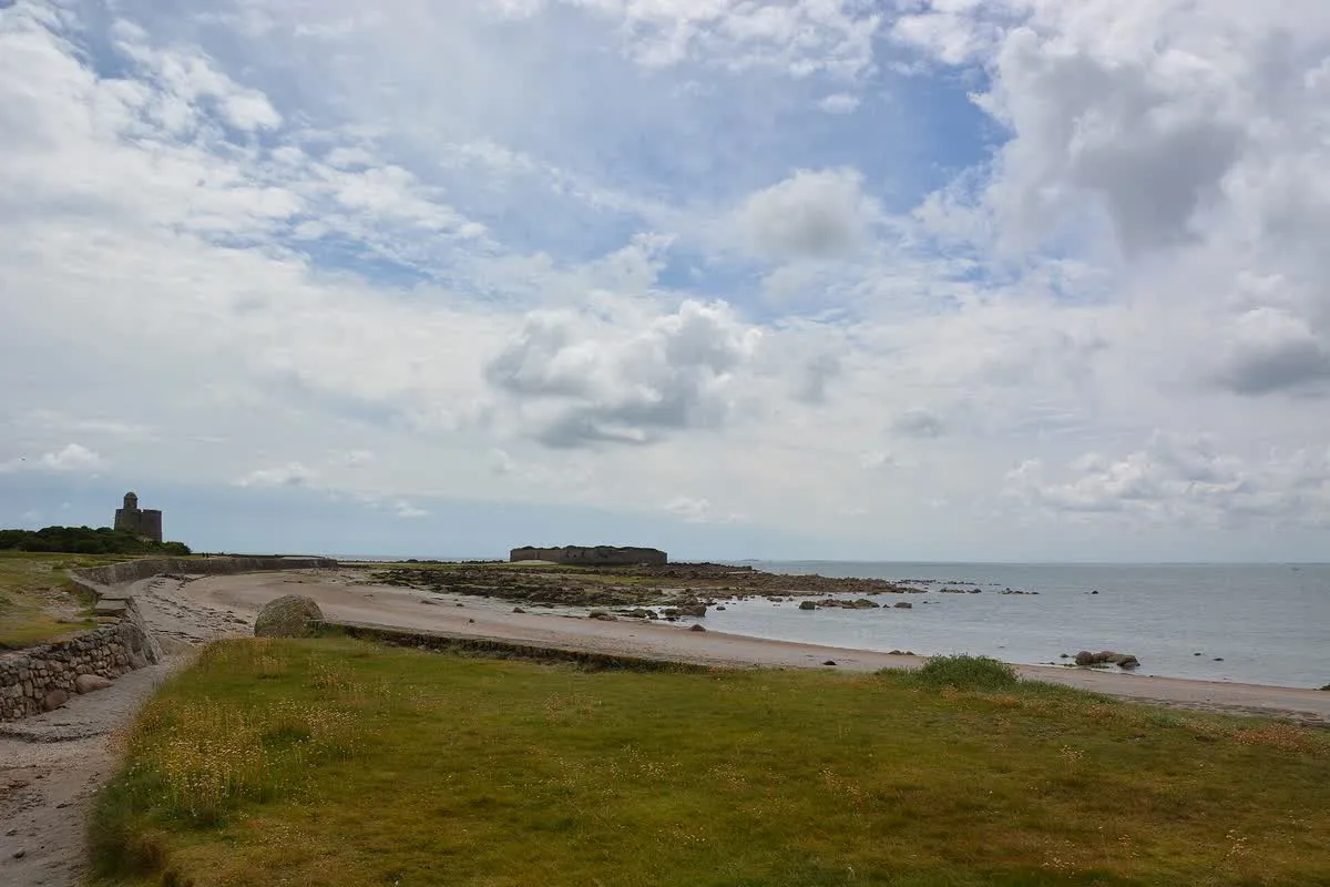L'île Tatihou et ses fortifications vues de la grève à marée basse