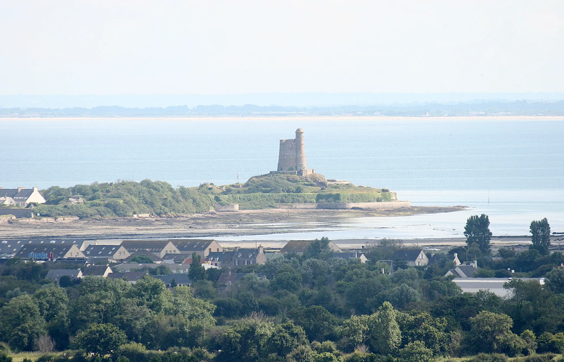 Vue de Saint-Vaast-la-Hougue et de la tour de la Hougue à marée basse