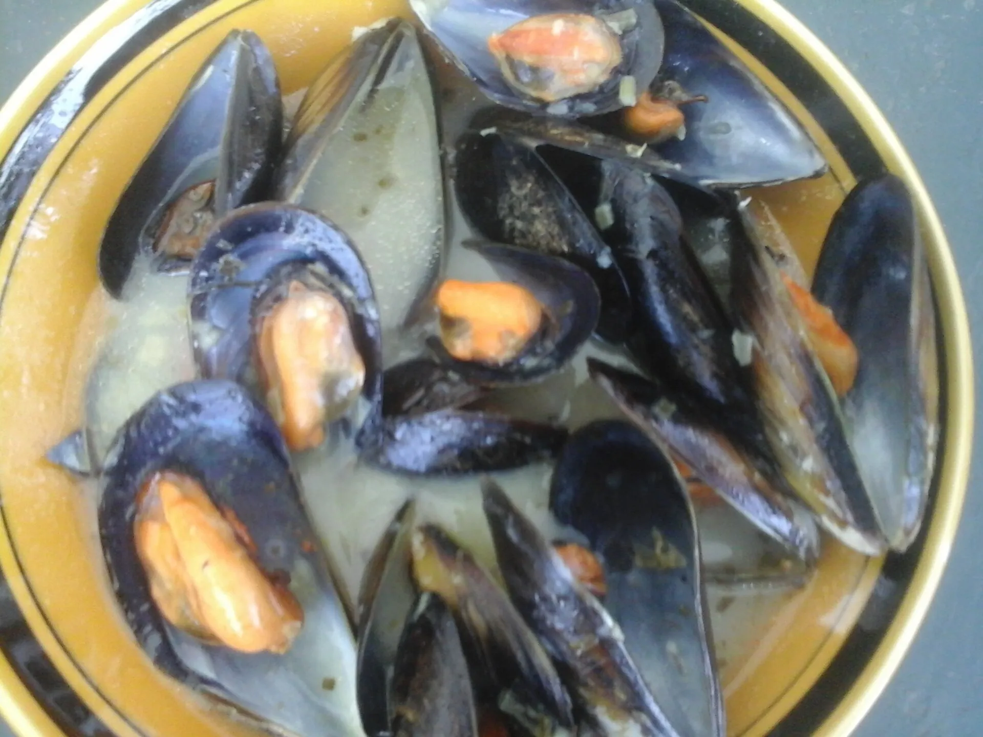 Moules marinières servies dans un restaurant