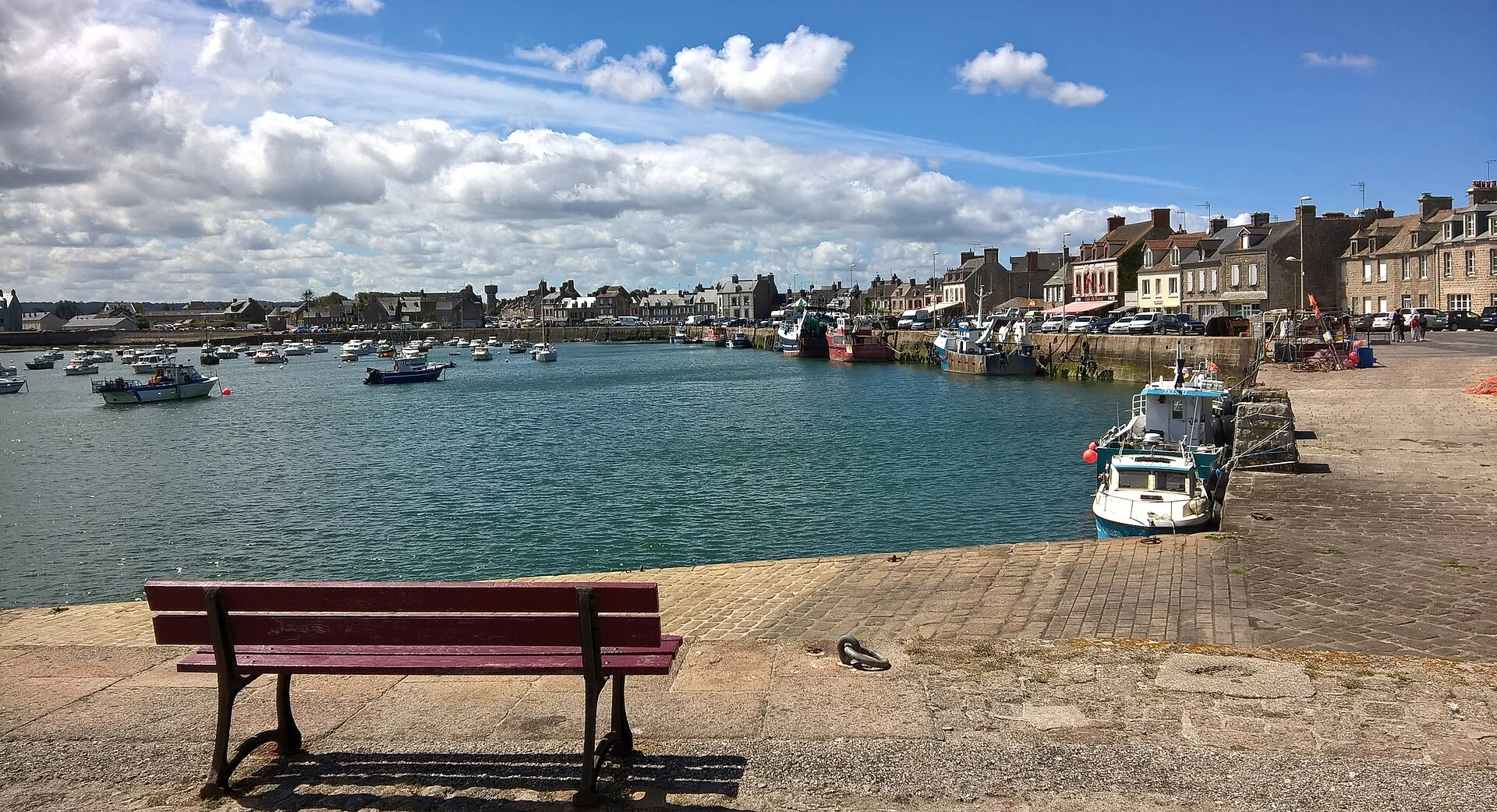 Le port de Barfleur et ses quais, où se concentrent les restaurants