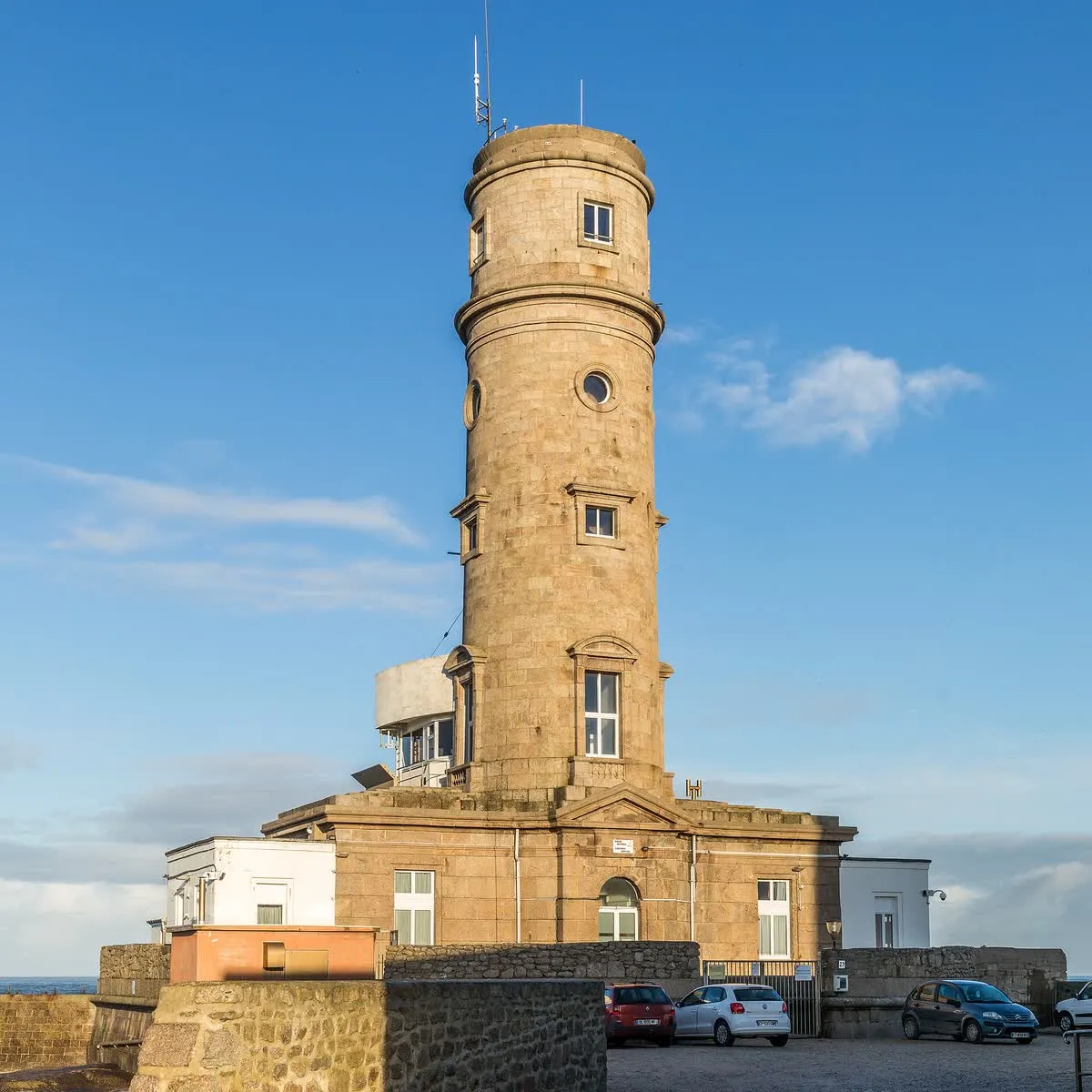 La tour de granit du sémaphore de Barfleur et sa chambre de veille panoramique, à Gatteville-le-Phare