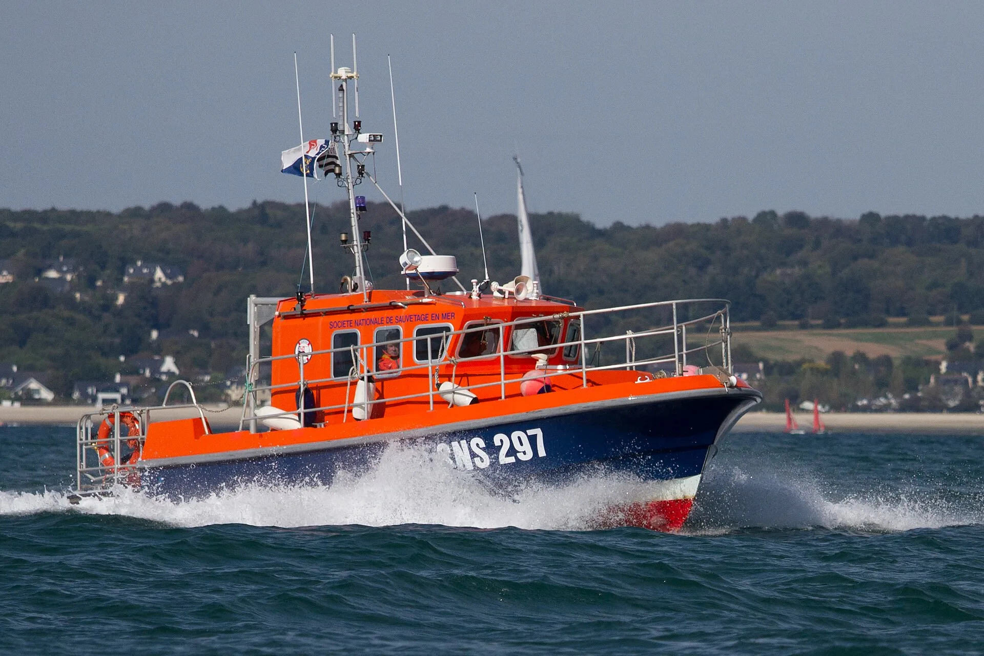 Une vedette de sauvetage de la SNSM en mer