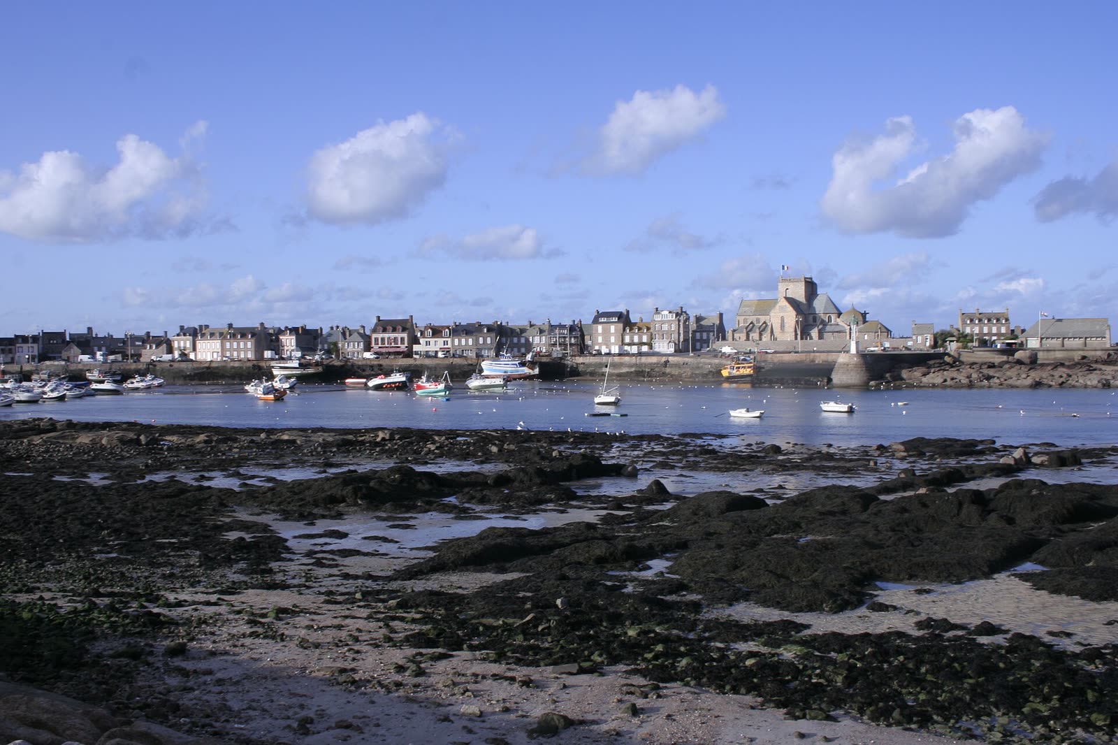 Le port de Barfleur et son estran rocheux à marée basse