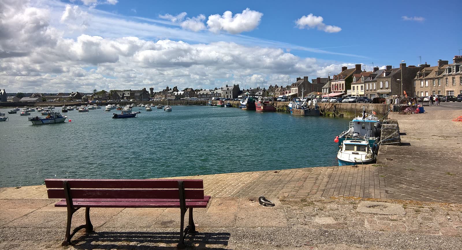Les bateaux amarrés dans le port de Barfleur, le long du quai
