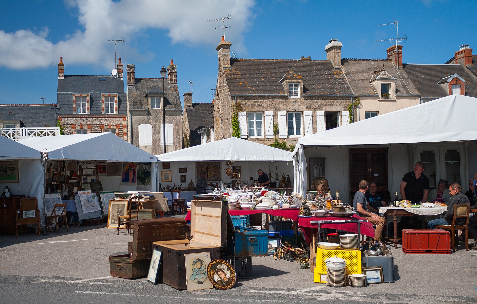 Étals et badauds sur le port de Barfleur un jour de marché