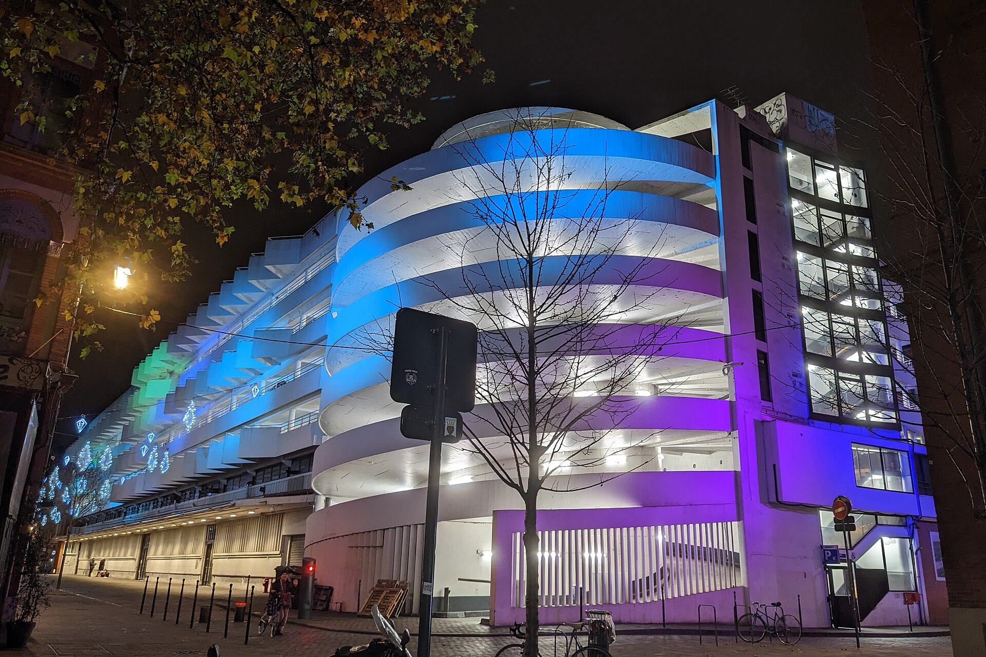 Illuminations de Noël et stands installés dans une rue commerçante