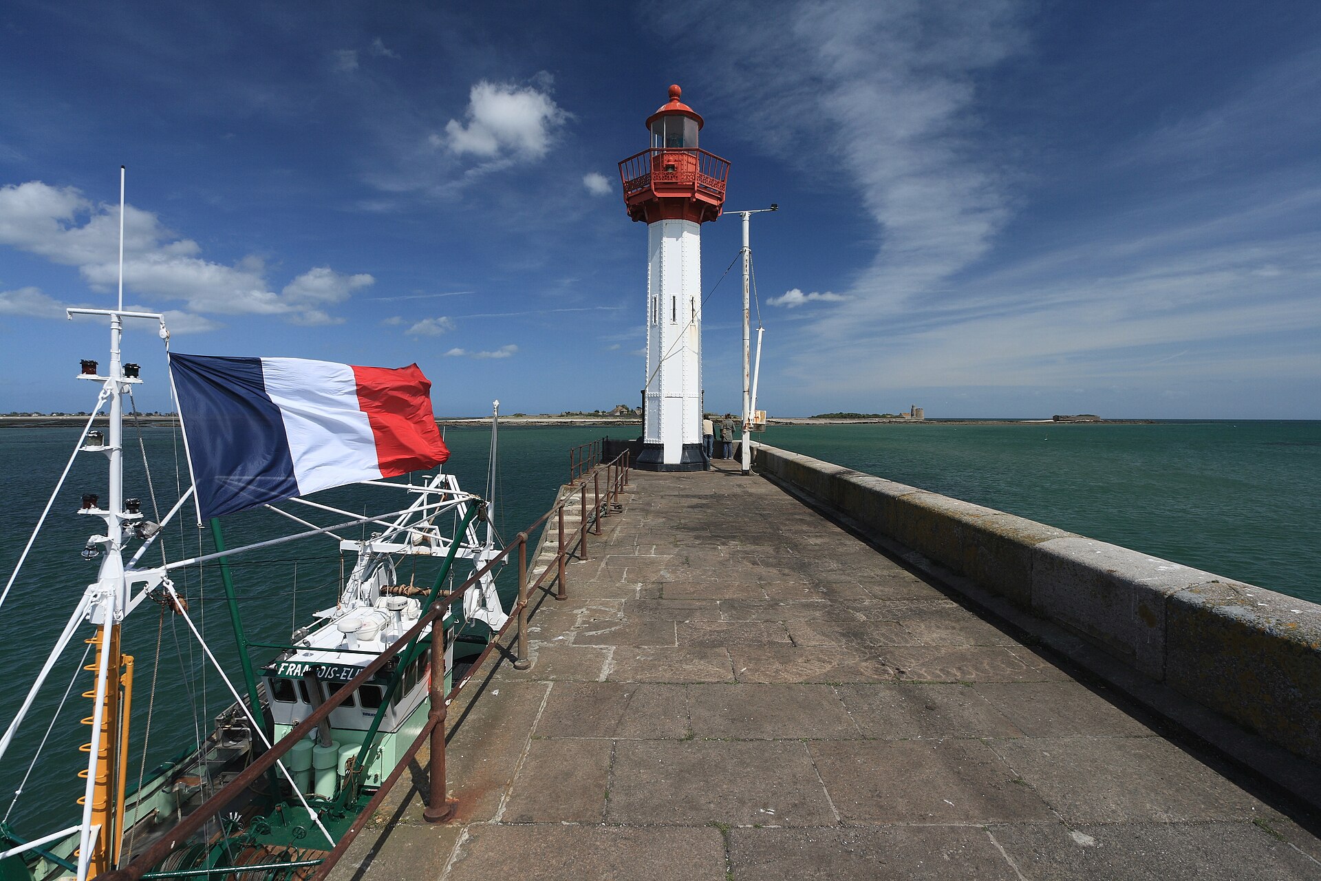 La digue de la Hougue et son phare à Saint-Vaast-la-Hougue